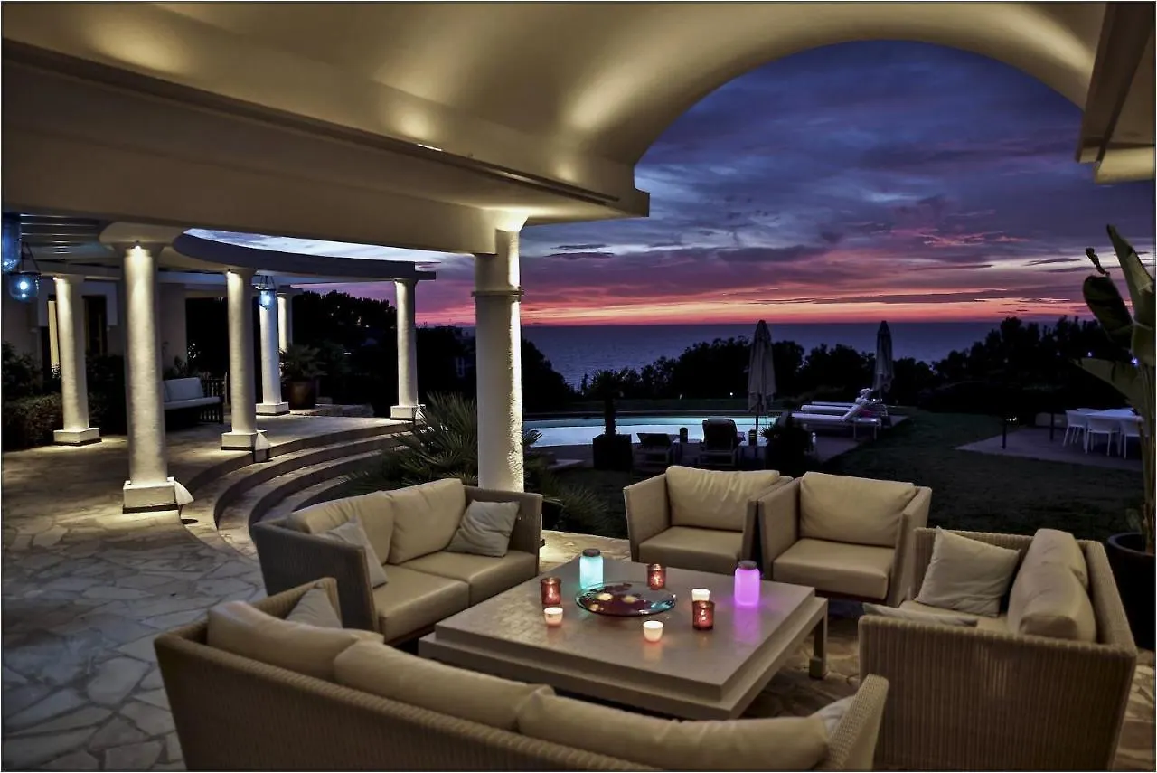 Cliff-Top Villa Can Icarus: Beachfront Ibiza Retreat Sant Josep de sa Talaia